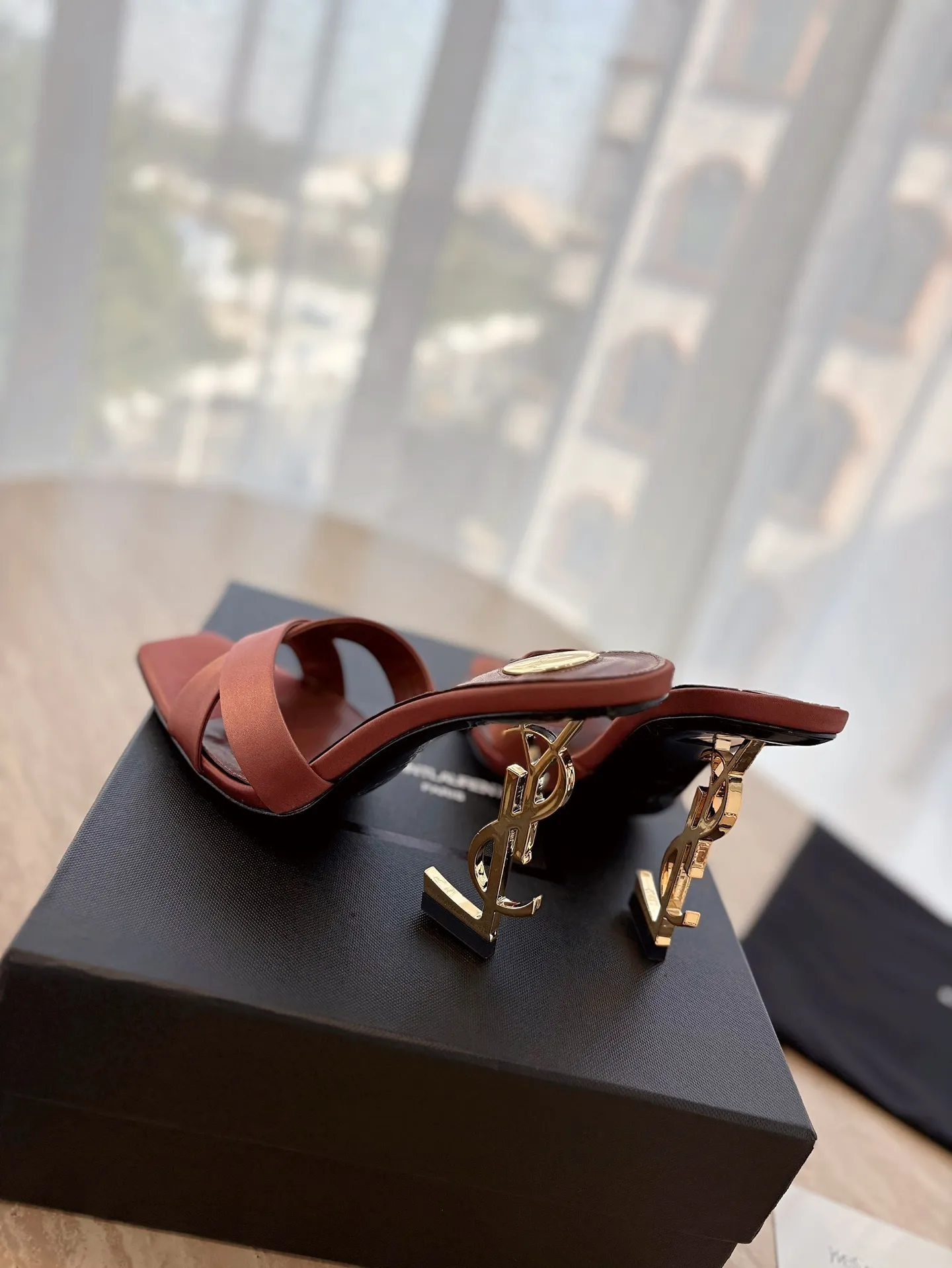 👟👟Ex-factory price 560👟👟 "SAINT LAURENT*" Yves Saint Laurent 25ss/hot YSL high heels and slippers in summer New shoe type·Only YSL understands women's hearts best and does not accept refutation Super invincible feminine artifact, a must-have for women (✅Z products are customized from the whole body, perfect consistency) New last type. Compare the differences between pictures and goods on the market ✔Upper: Customized imported silk ✔Inner lining: imported sheepskin ✔Sole: imported genuine leather outsole ✔Heel height: 10.5cm ✔Number of yards: 35-39 (No refund for 40 pieces of custom-made stock) (Full package)